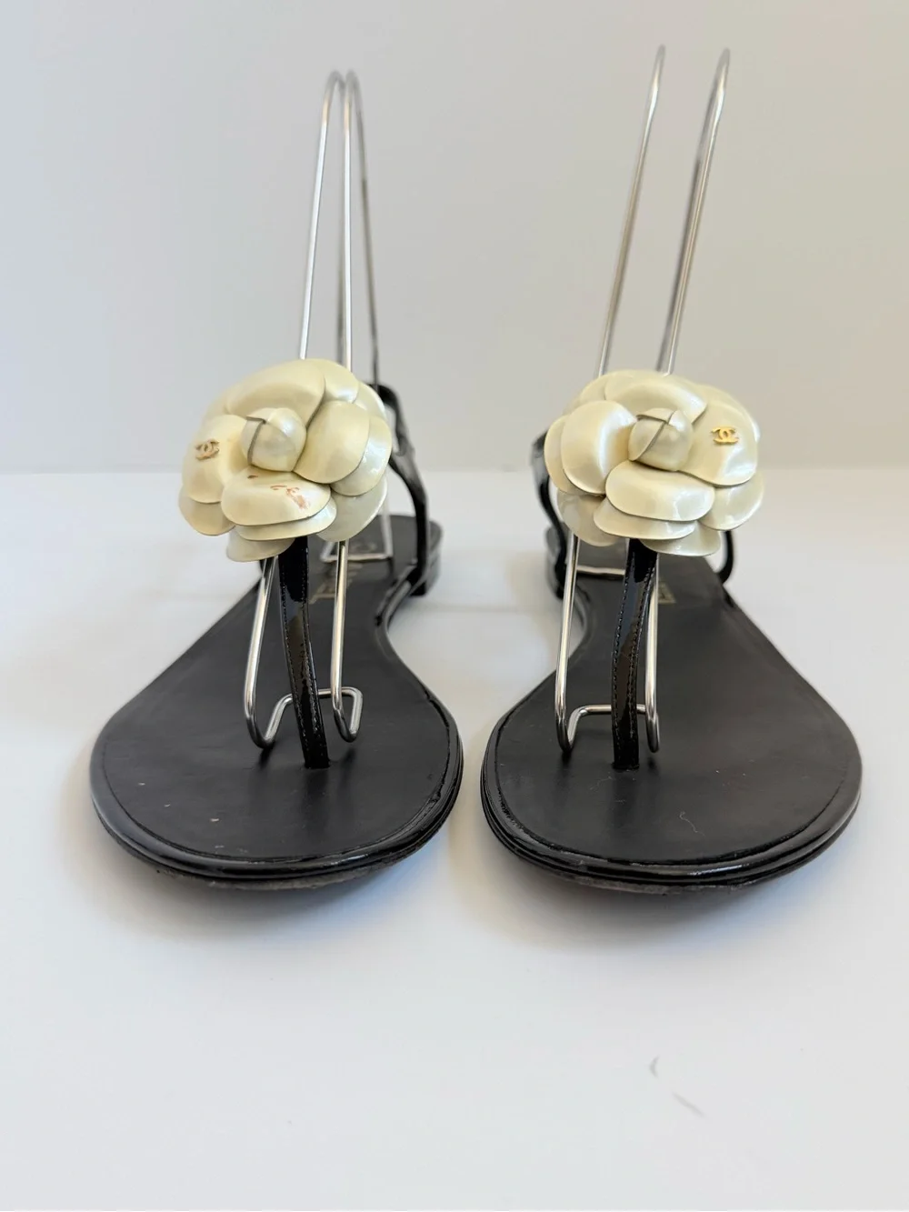 CHANEL Black Patent Leather Ivory Camellia Flower Flat Thong Sandals EU 37.5